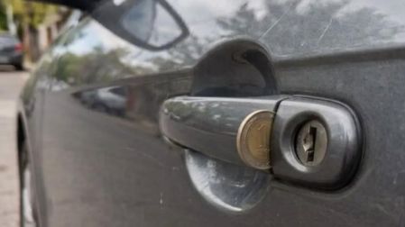 Robo auto con moneda