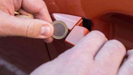 Robo de auto usando moneda