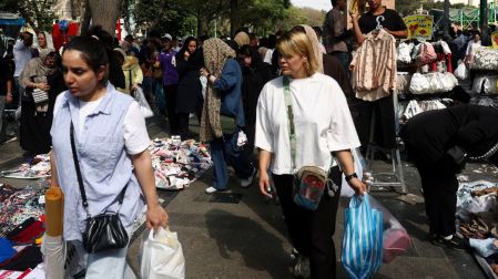 Bloqueo de EU e inflación golpean a Irán: familias ya compran comida a crédito.