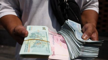 Bloqueo de EU e inflación golpean a Irán: familias ya compran comida a crédito.