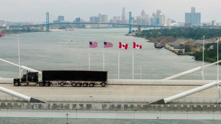 Canadá enfrentaría aranceles del 50% por parte de EU; Trump invoca ley de la Gran Depresión