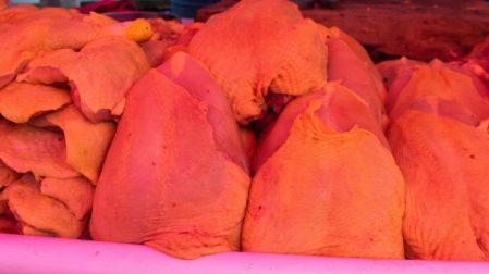 Importaciones de pollo brasileño amenazan empleos e inversiones en México, alerta la UNA.