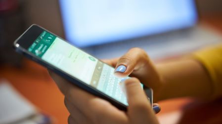Algunos datos personales nunca deberían enviarse por WhatsApp.