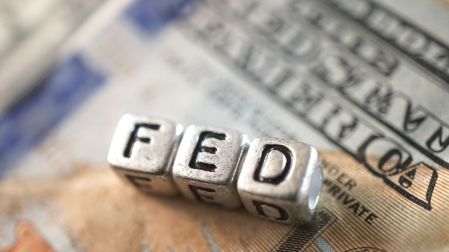 Minutas de la Fed: Se revela la división por tasas de interés e inflación impulsada por la IA