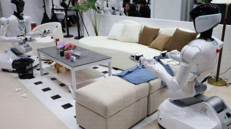 De la fábrica al hogar: China presenta robots humanoides que trabajan y ayudan en casa.