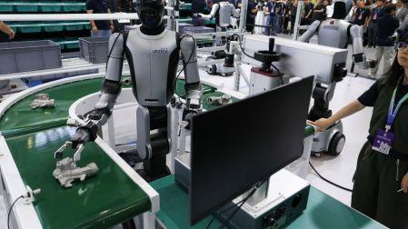 De la fábrica al hogar: China presenta robots humanoides que trabajan y ayudan en casa.