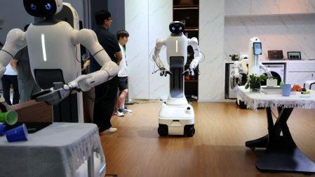 De la fábrica al hogar: China presenta robots humanoides que trabajan y ayudan en casa.