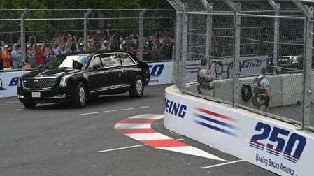 Donald Trump en La Bestia antes del arranque de la carrera de IndyCar