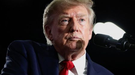 “No los necesitamos”: Trump anuncia arancel del 50% a autos, autopartes y acero de Canadá.
