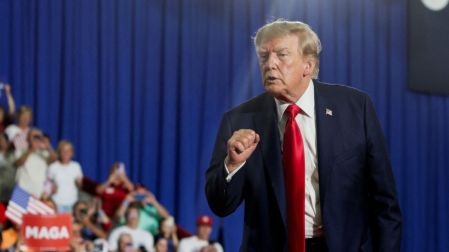 “No los necesitamos”: Trump anuncia arancel del 50% a autos, autopartes y acero de Canadá.