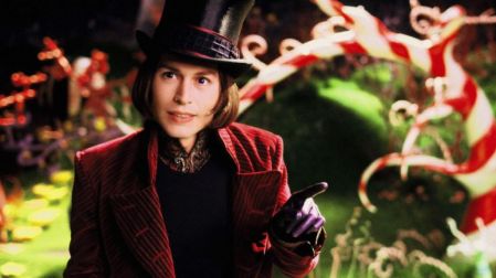 Burton adapta la novela de Roald Dahl y sigue a Charlie Bucket durante su extraordinaria visita a la fábrica de Willy Wonka.