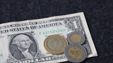 Superpeso frena su avance frente al dólar; inversionistas ajustan sus expectativas.