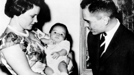 La historia familiar también incluye a las reinas Muna, Alia y Noor, esposas del fallecido rey Hussein.
