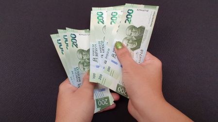 ¿Cómo identificar un billete falso? Banxico explica qué debes revisar.