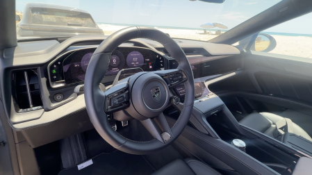 El interior es altamente personalizable, al abarcar materiales y hasta una pantalla propia para el copiloto