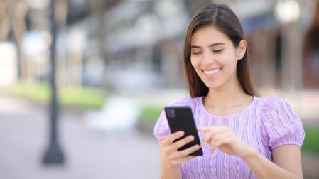 Los celulares con botones grandes facilitan llamadas y mensajes.