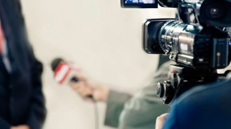 CRT aprueba lineamientos de derechos de las audiencias; no hay censura, dice.