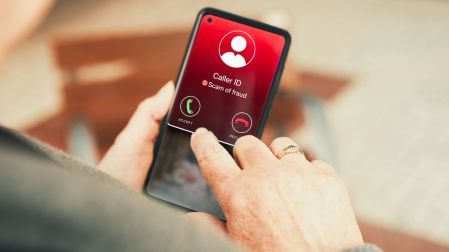 Banco Plata activa alerta contra fraudes telefónicos; detectará llamadas activas.