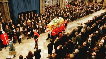 A pesar de las numerosas teorías conspirativas surgidas, las investigaciones oficiales concluyeron que la muerte de la princesa Diana fue consecuencia del trágico accidente de tráfico.