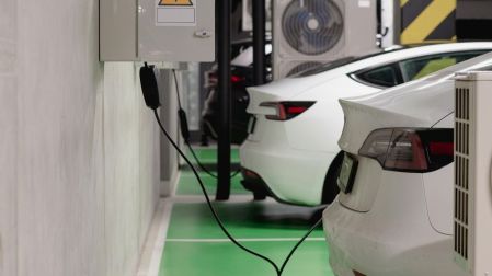 Sólo 3% de los autos vendidos en México son eléctricos: falta de cargadores frena su avance.