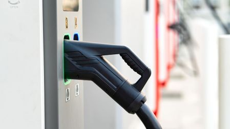 Sólo 3% de los autos vendidos en México son eléctricos: falta de cargadores frena su avance.