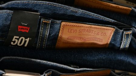 Regreso a clases impulsa la venta de jeans; Levi’s quiere estar en la lista escolar.