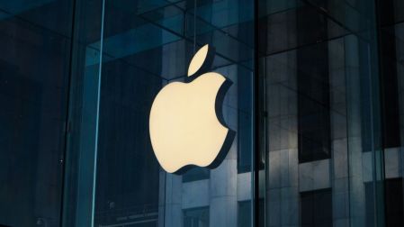Tim Cook deja de ser CEO de Apple: llega John Ternus para liderar la era de la IA.