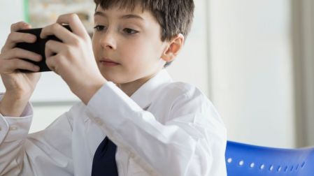 Celulares en las escuelas_deben prohibirse o regular su uso en los niños