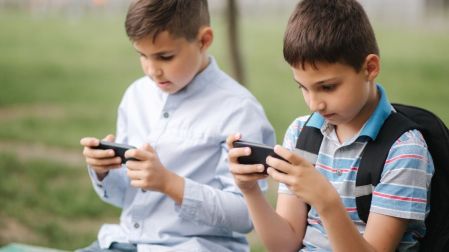 Celulares en las escuelas_deben prohibirse o regular su uso en los niños