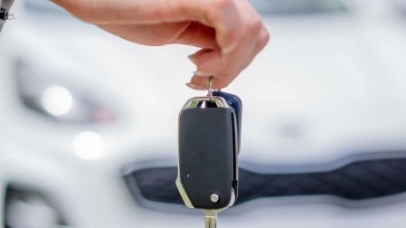 Autos chinos pierden terreno: ventas a crédito caen 12.6%; aranceles aún no impactan precios.