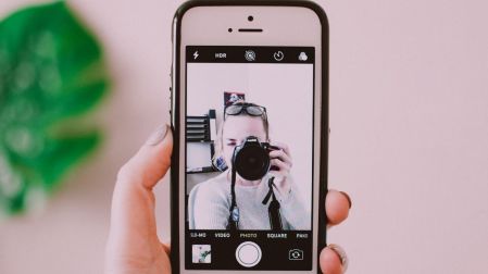 El punto naranja del iPhone indica que el micrófono está en uso.
