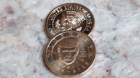 EU emite monedas de 1 dólar con la cara de Trump: ya están a la venta y este es su precio.
