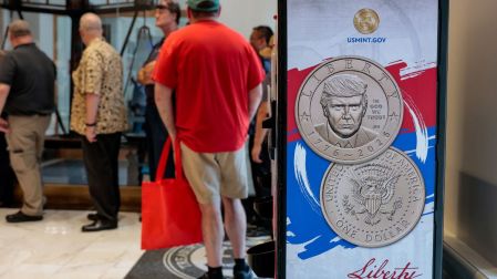 EU emite monedas de 1 dólar con la cara de Trump: ya están a la venta y este es su precio.