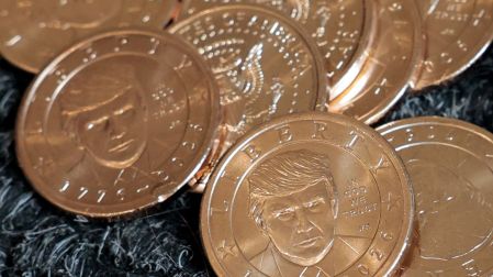 EU emite monedas de 1 dólar con la cara de Trump: ya están a la venta y este es su precio.