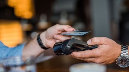 Aceptar pagos con tarjeta sale caro: Concanaco pide reducir costos a pequeños comercios.