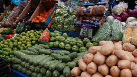 Confianza del consumidor sube a 46.1 puntos en agosto; impulsa la economía familiar