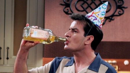 Charlie Sheen protagonizó una gran cantidad de escándalos.