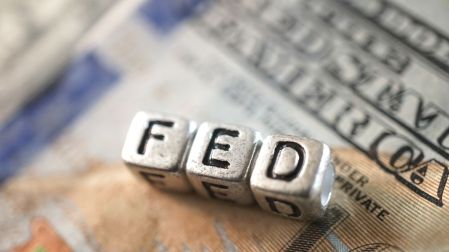 Dólar sigue cotizando debajo de los 17 pesos; observan señales de desinflación en EU