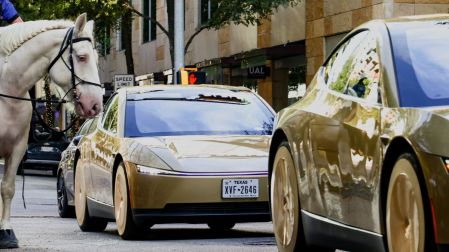 Cybercab sale a las calles: Tesla despliega su vehículo sin volante ni conductor en Austin