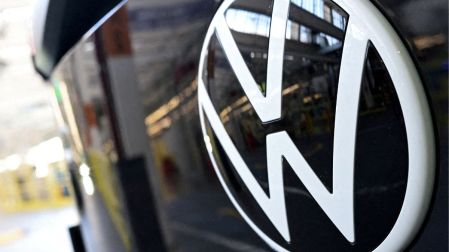 Volkswagen acuerda el recorte de 100 mil empleos antes de 2030; inicia reestructura histórica