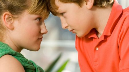 Por qué los hermanos se distancian en la adultez