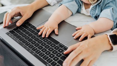 Maternidad y redes sociales: cómo evitar compararnos con otras mamás