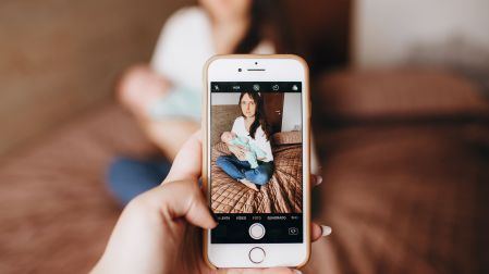 Maternidad y redes sociales: cómo evitar compararnos con otras mamás
