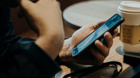 Apple permite compartir una clave de acceso con una persona de confianza.
