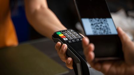 Bancos impulsan el uso de pagos digitales para reducir costos a comercios.
