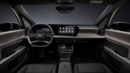 El interior de Audi A2 e-tron presume una consola que sigue la tendencia minimalista vista en otras firmas.