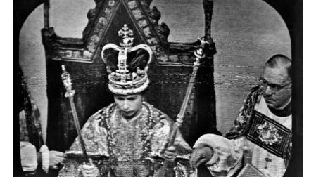 La reina respaldó la transmisión televisiva de su coronación pese a las reservas del Gobierno británico.