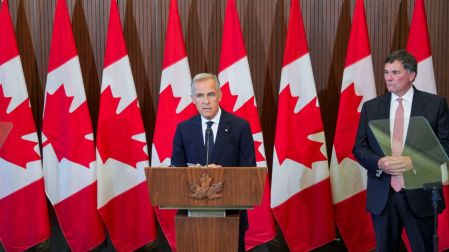 Aranceles de Canadá a productos de EU entran en vigor; Carney advierte sobre el costo.