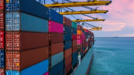 Aranceles de Canadá a productos de EU entran en vigor; Carney advierte sobre el costo.
