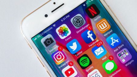 Preocupa a padres impacto de redes sociales en menores de 16 años; piden más protección.